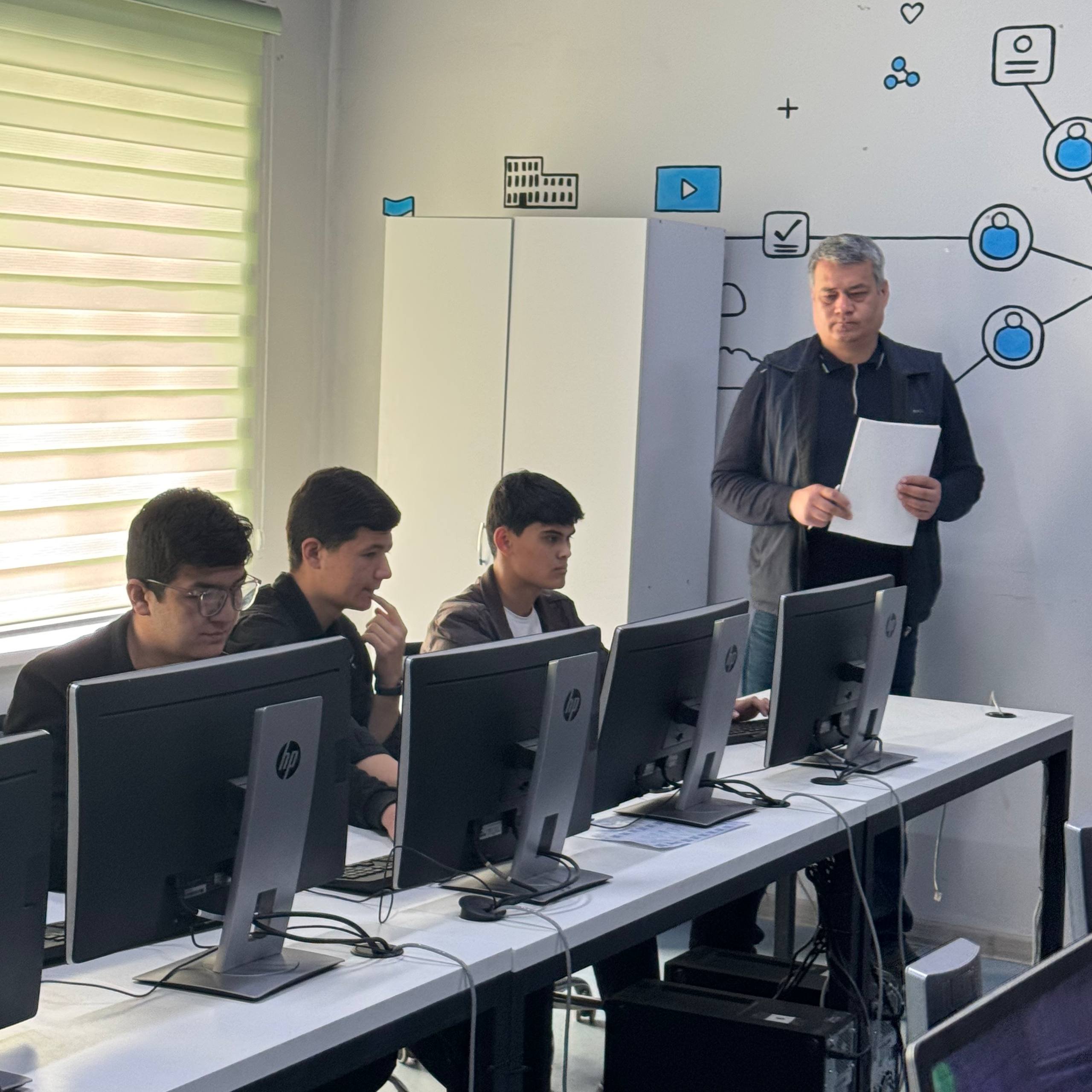 Янгиариқ тумани мактабларининг юқори синф ўқувчилари ўртасида IT PARK биносида КИБЕРСПОРТ мусобоқаси ўтказилди.